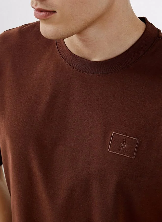 إمبيرور تيشيرت مطرز بشعار الإمبراطور