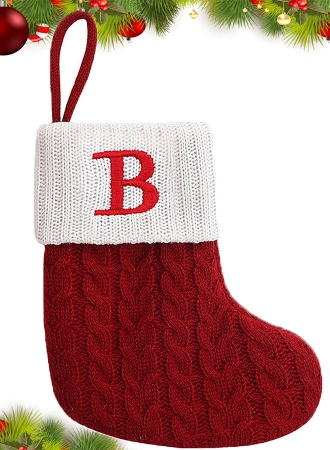 VUCATIN جوارب عيد الميلاد الصغيرة الحمراء المحبوكة، مطرزة بأحرف اسم العائلة، زينة معلقة على مدفأة عائلية، هدية مثالية لعيد الميلاد (ب) - Image 1