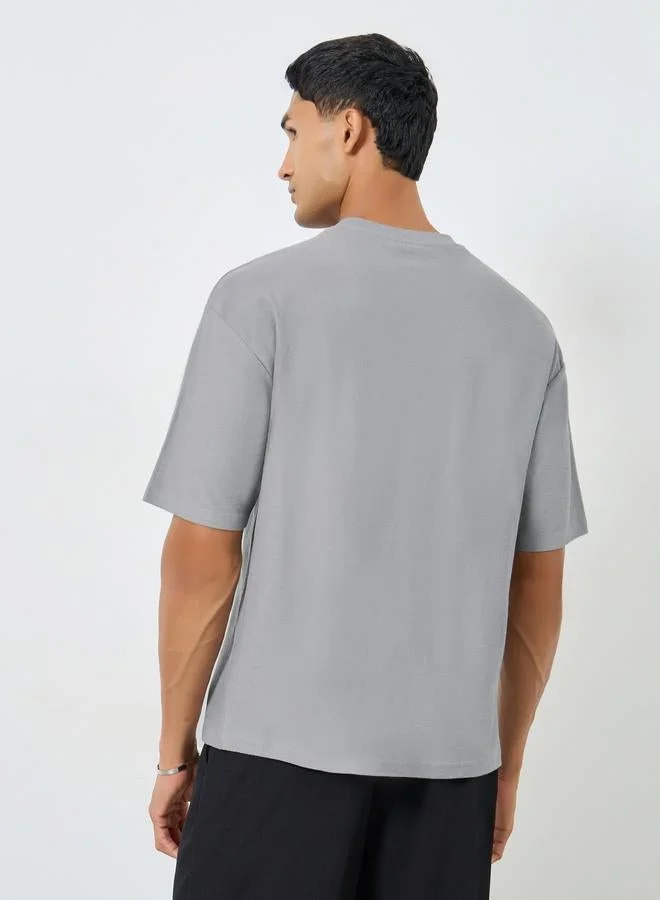 ستايلي تيشيرت مطرز بقصة واسعة