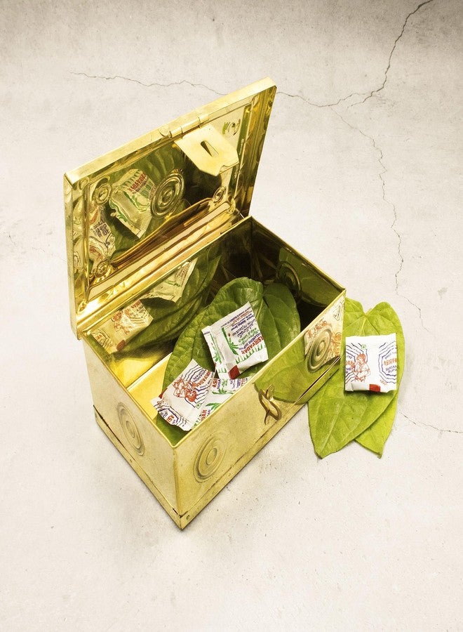 Spillbox صندوق تخزين مستطيل تقليدي من النحاس الأصفر | صندوق تخزين الكومكوم والهالدي | صندوق تخزين البان | صندوق تخزين البان | صندوق تخزين البان | صندوق تخزين هندي مزخرف للمنزل والمعبد | صندوق نحاسي كهدية زفاف وللاستخدام في الطقوس - صندوق من النحاس الأصفر - Image 4