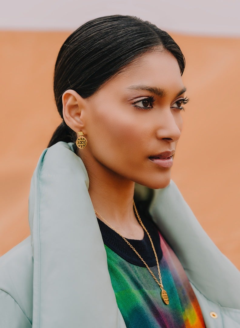 إسكادا قلادة ليندا بيضاء بقلادة من عرق اللؤلؤ وشعار مميز - Image 4