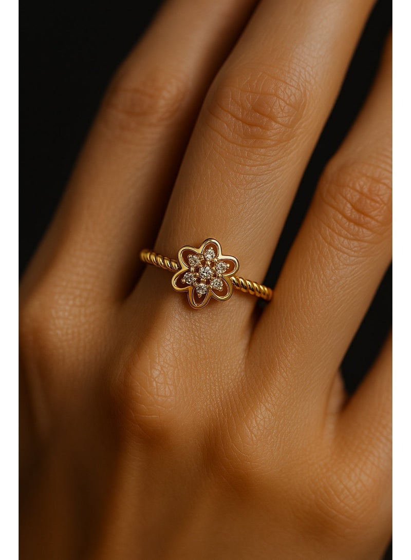 ثري دايموندز خاتم نسائي مطلي بالذهب عيار 18 – تصميم زهور، شريط ملتوي بحجارة زركون لامعة، تصميم زهري أنيق، إصدار محدود - Image 4