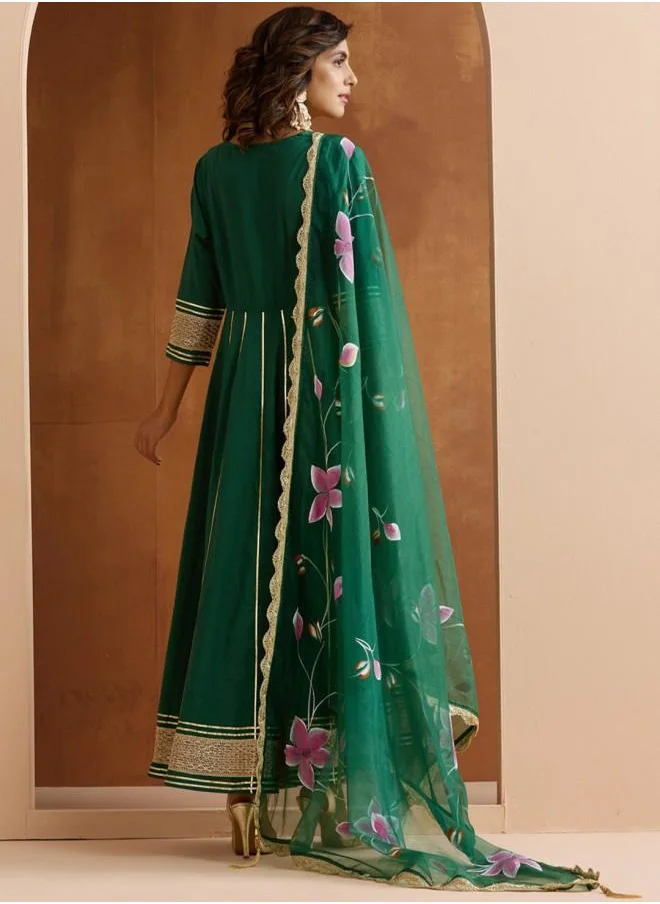 آي شين Three-Fourth Sleeve Women Green Cotton Kurta Set with Embroidered pattern Tunic and Palazzo features a Round neckline and Three-Fourth Sleeve secured with Elastic closure and styled in Straight Fit ideal for Festive moments — exude elegance in every glance.