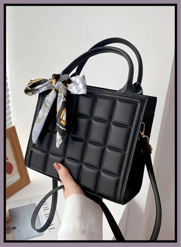 كان واي حقيبة مربعة سوداء اللون للنساء ذات لون سادة وشريط مزخرف بشريط مزخرف وحقيبة يد بتفاصيل غرز وسحاب علوي للإغلاق وحقيبة يد ساعي البريد - Image 1