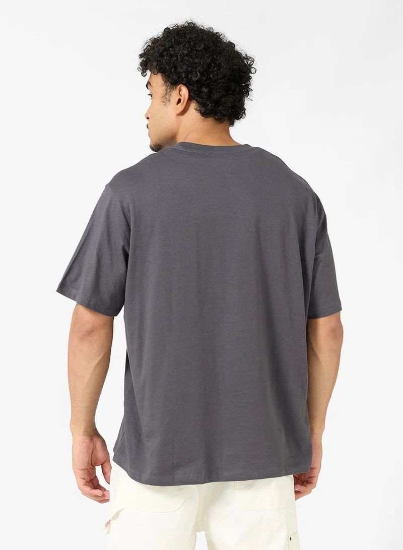 جاك اند جونز تيشيرت بياقة دائرية مزين برسمة