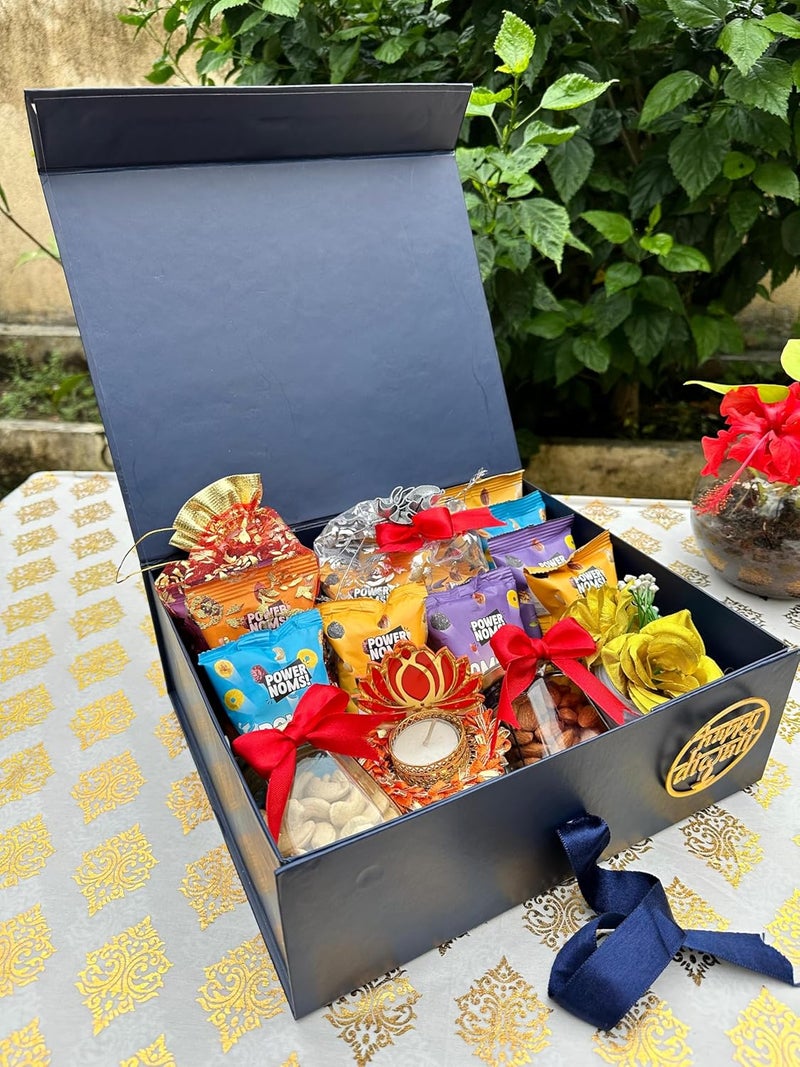 OCEANOMERCHH سلة هدايا ديوالي OCEANOMERCHH مع صندوق فاخر وعبوات Powernoms ووسم ديبافالي ودييا وبطاقة ديوالي وزينة زهور وجرار مكسرات محمصة لوكشوريا - Image 3