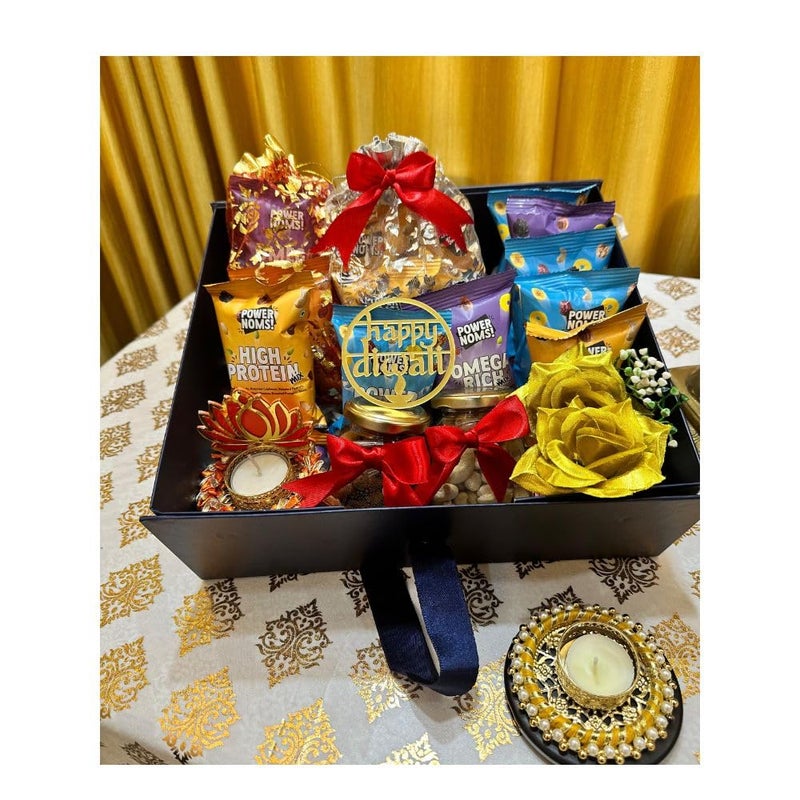 OCEANOMERCHH سلة هدايا ديوالي OCEANOMERCHH مع صندوق فاخر وعبوات Powernoms ووسم ديبافالي ودييا وبطاقة ديوالي وزينة زهور وجرار مكسرات محمصة لوكشوريا - Image 1