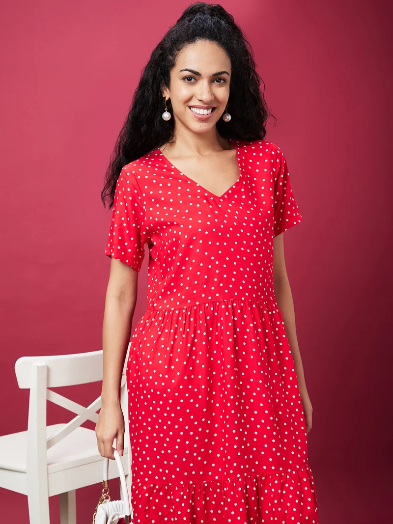 جلو باص فستان نسائي بنقشة نقاط حمراء على شكل حرف