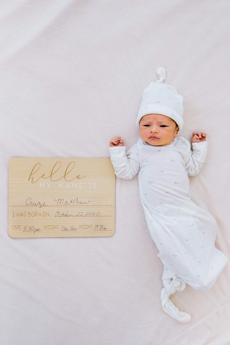 Pearhead Baby Welcome Sign GenderNeutral Hello Baby Arrival Photo Prop Hospital Birth Announcement Newborn Birth Stats Board Photo Prop 825 x 11 Wood - Image 5