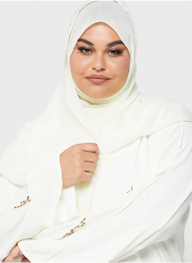 هيا كلوزيت كيرف عباية طويلة مزينة بطبعات