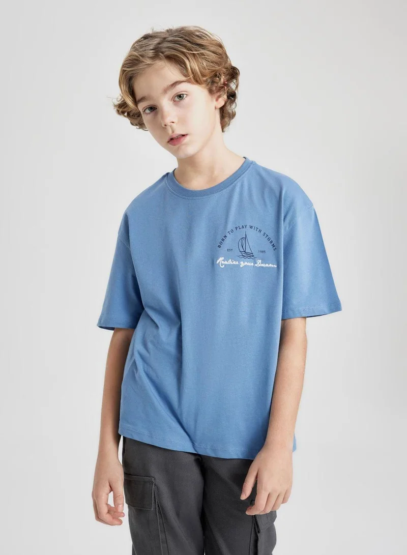 ديفاكتو تيشيرت قصير بأكمام قصيرة وطبعة واسعة