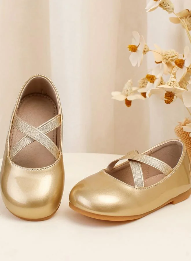 تايك تو حذاء بسيور متقاطعة