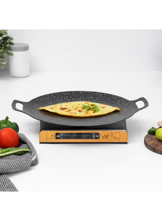 DELCASA ديلكاسا 34 سم طاوة عميقة - DC3405/ مع طلاء غير لاصق من الجرانيت ومقبض مزدوج، لروتي، شباتي، دوسا، تورتيلا، كريب، بان كيك، إلخ./ مقلاة مسطحة متعددة الاستخدامات، متوافقة مع أنواع الحث، اللوحة الساخنة، الهالوجين، الغاز السيراميكي/ أسود - Image 4