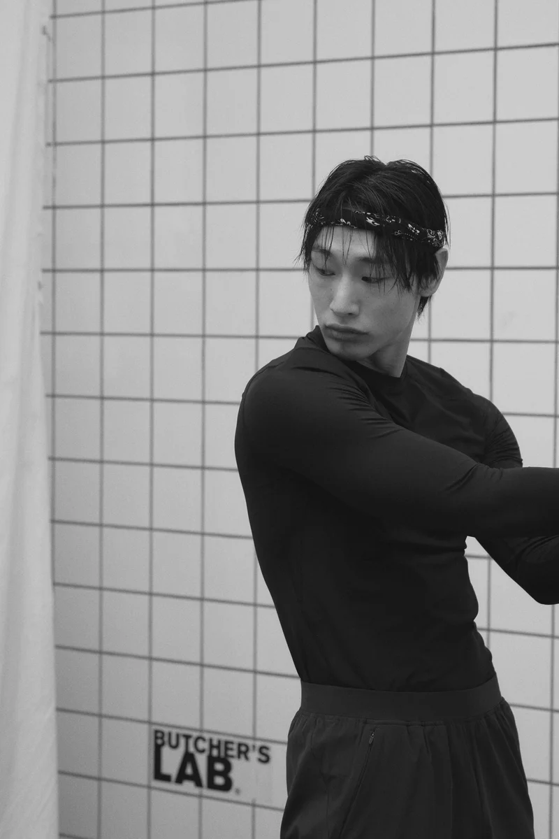 اتش اند ام بلوزة رياضية بقصّة ماسل من قماش دراي موف