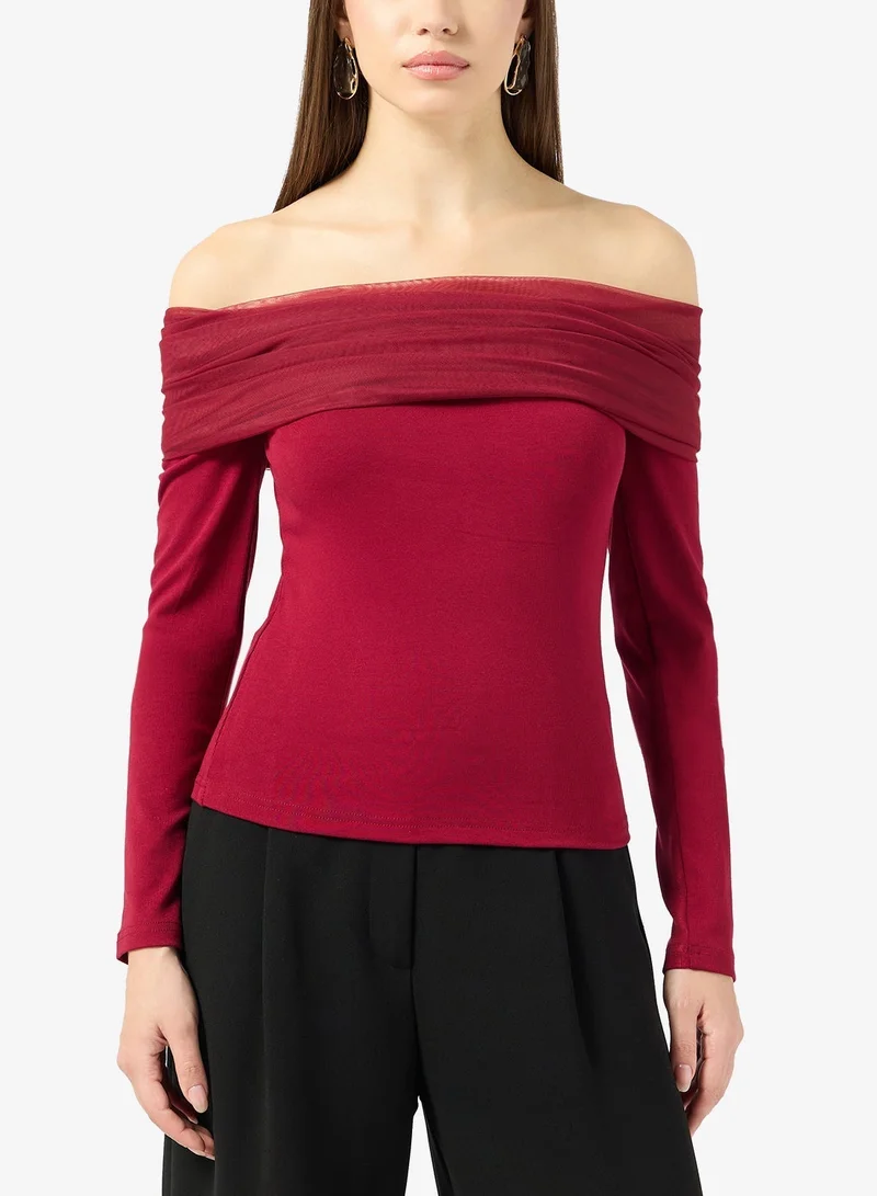 ايلا بلوزة بكتف مكشوف