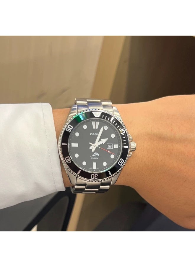 كاسيو ساعة كاسيو MDV106 كلاسيكية أنالوج – هيكل من الفولاذ المقاوم للصدأ، مقاومة للماء حتى 200 متر، تصميم مناسب للجنسين مع عرض التاريخ وسوار من الراتنج - Image 3