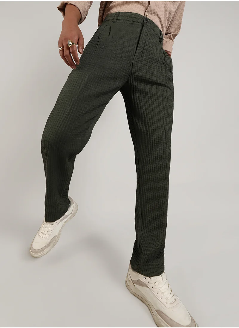 كامبوس سوترا Campus Sutra Men's Forest Green Textured Graph Check Trousers For Casual Wear | Tailored Fit | Mid-Rise | Button Closure | Trousers Crafted With Comfort Fit For Everyday Wear