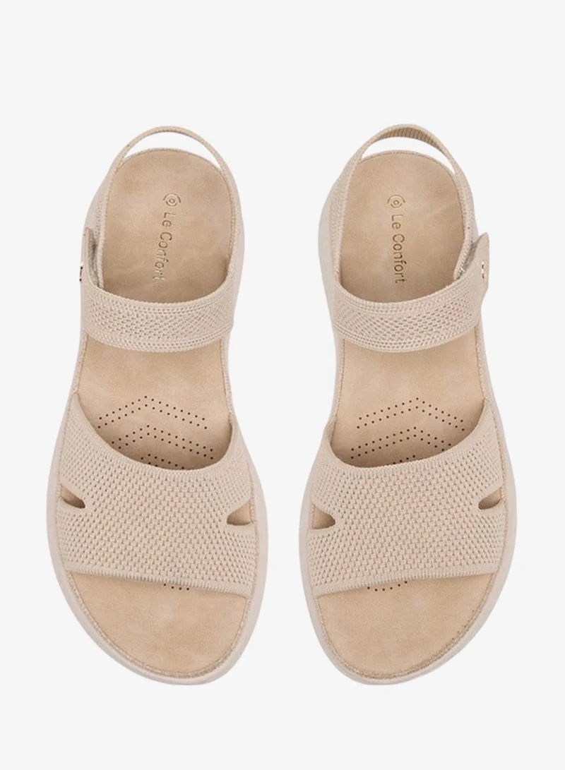 لو كونفورت صنادل نسائية مفتوحة من الأمام بنعل مزخرف وشريط لاصق