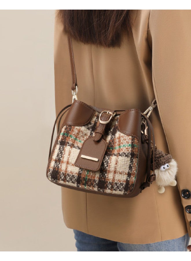 Comely هدية مهرجان تشيشي】 حقيبة دلو متعددة الاستخدامات الساخنة الجديدة، حقيبة كتف بسعة كبيرة، حقيبة عبر الجسم للنساء، حقيبة تنقل - Image 1