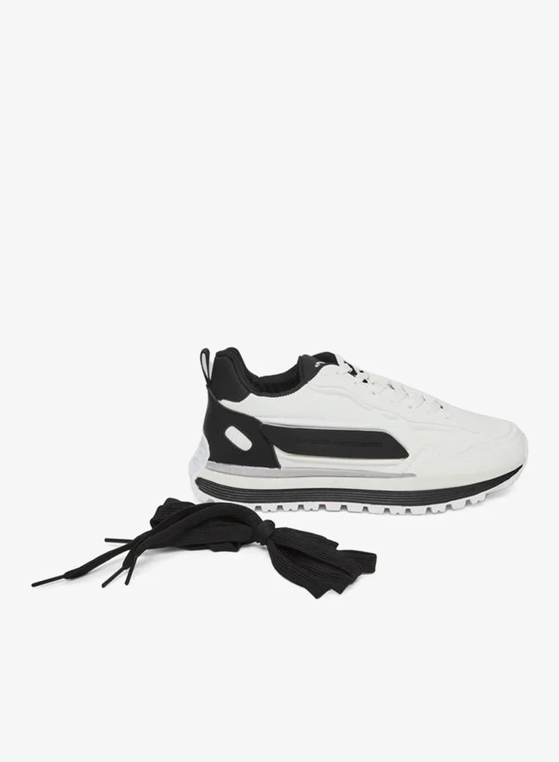 ستايلي حذاء سنيكرز برباط وتفاصيل متباينة