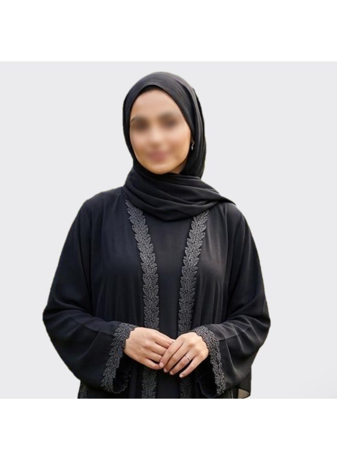 عباية دارين السوداء الفاخرة من قماش كوري ندى مع تطريز أنيق وجوانب مطوية | صناعة دبي - Image 2