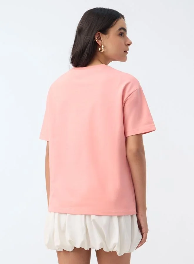 ذا سوليد ستور تيشيرت بقصة واسعة مع قطة مطرزة