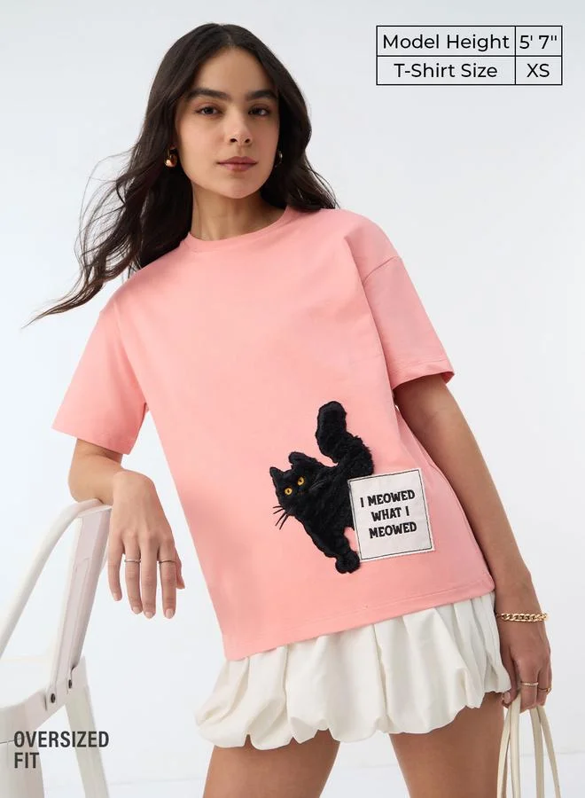 ذا سوليد ستور تيشيرت بقصة واسعة مع قطة مطرزة