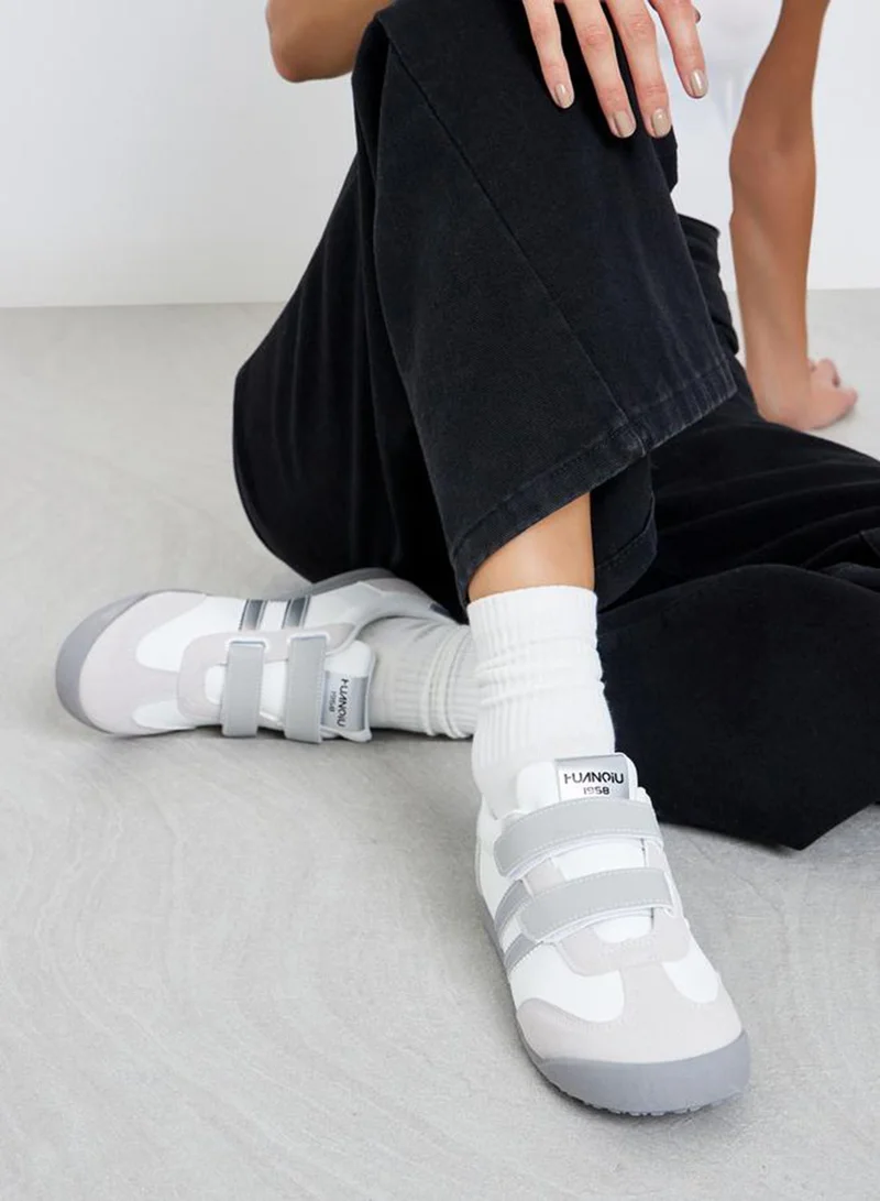 ستايلي اكتيف سنيكرز نسائي فضي مخطط بشريط لاصق