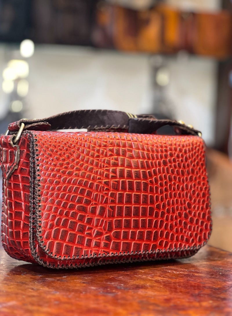 📌 شنطة جلد لازار طبيعي هاند ميد – حجم صغير، تفاصيل كبيرة 👜 مقاس 18×22 سم – تصميم أنيق عملي خفيف وسهل الحمل 💼 مصنوعة يدويًا من جلد لازار طبيعي 100% بلمعة فخمة ومظهر كلاسيكي 🔒 مزودة بـ يد + حزام كروس + 3 جيوب داخلية + بطانة قطيفة ناعمة + قفل ماجنتك 🪡 تقفيل يدوي متقن، تناسب الخروجات اليومية أو المناسبات الخاصة  ✔️ شنطة عملية وعصرية في نفس الوقت ✔️ خفيفة لكنها تشيل كل احتياجاتك ✔️ قطعة أنيقة من Holy of Holies Store – لأنك تستاهلي الأفضل  📦 متاحة الآن والتوصيل متاح لجميع المحافظات - Image 1
