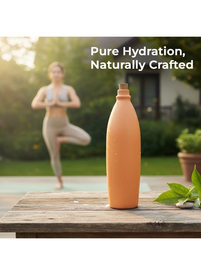 ارك ARK - زجاجة تيرابورا تيراكوتا | زجاجة مصنوعة يدويًا من الطين بغطاء من الفلين، تُبرّد بشكل طبيعي | ترطيب قلوي | صديقة للبيئة | خالية من البلاستيك | فخار مصنوع يدويًا | ١١٠٠ مل - Image 3