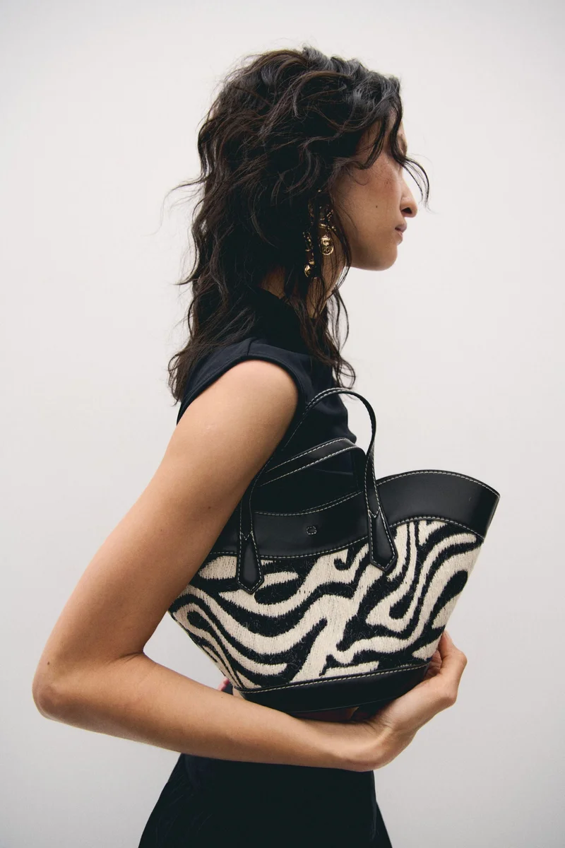 اتش اند ام حقيبة كروس بودي من نسيج الجاكار