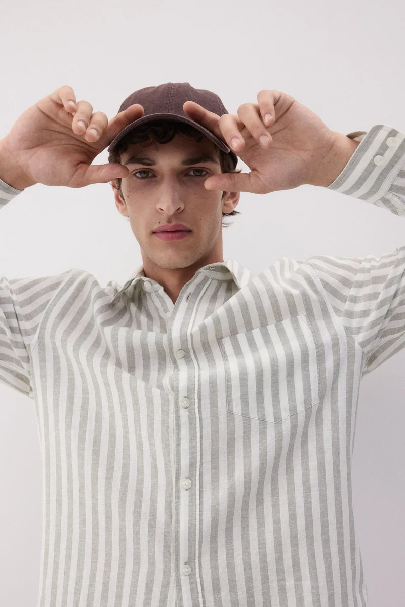 اتش اند ام قميص بقصّة عادية من مزيج الكتان