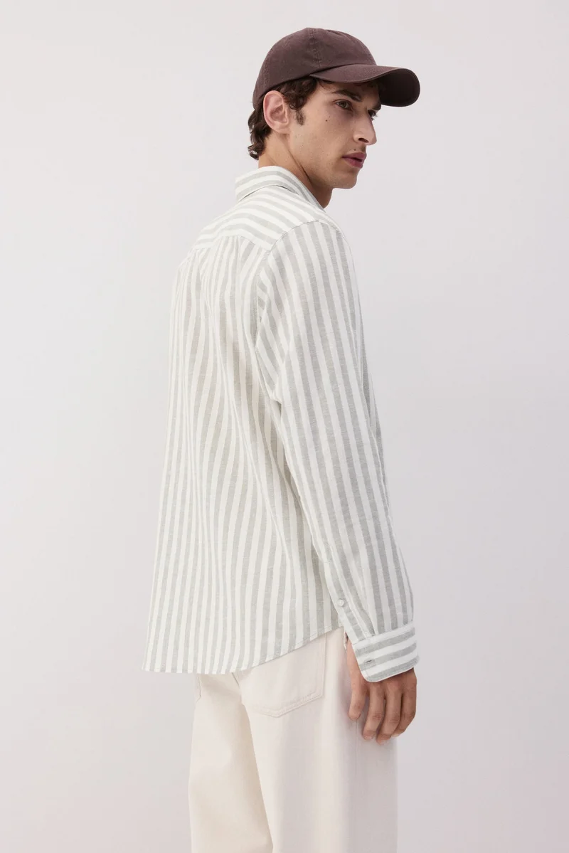 اتش اند ام قميص بقصّة عادية من مزيج الكتان