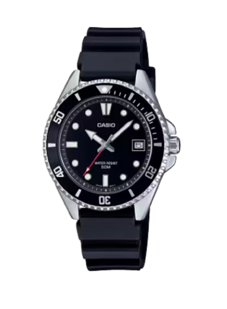 ساعة كاسيو للرجال بمينا أسود تناظرية وإطار من الفولاذ المقاوم للصدأ، وعرض التاريخ، ومقاومة للماء حتى عمق 50 مترًا، وسوار من الراتنج المتين