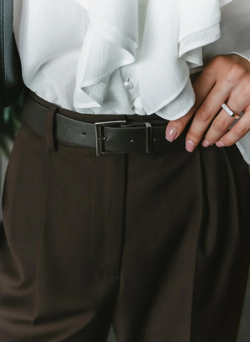 ليتشي سروال بقطع واسع بحزام عريض من الجلد البيئي