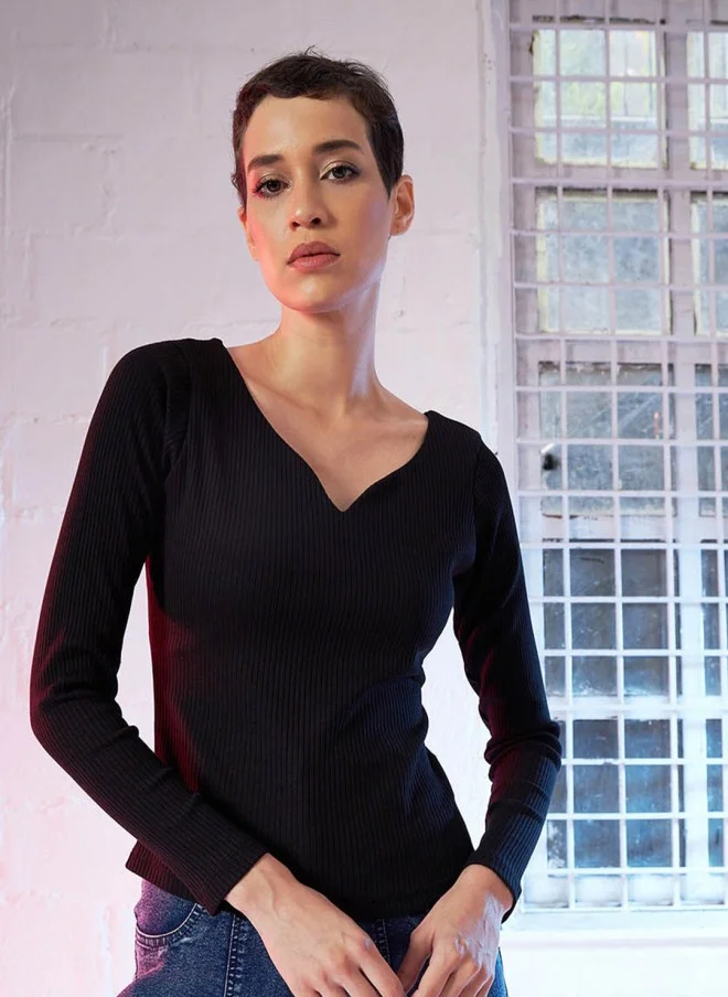 SASSAFRAS Fitted Black Sweetheart Neck Long Sleeve Top for Women