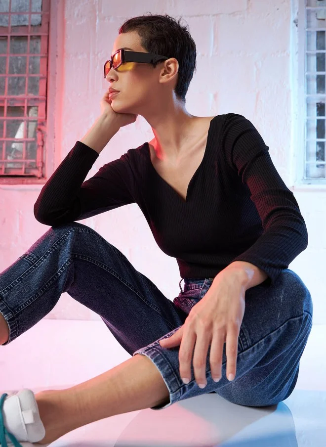 SASSAFRAS Fitted Black Sweetheart Neck Long Sleeve Top for Women