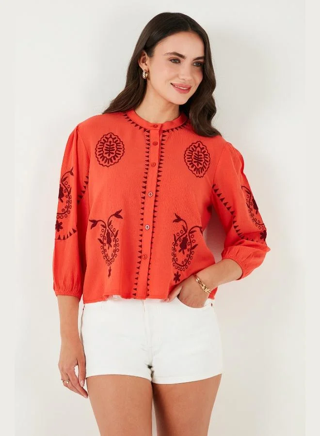 ليلا قميص قطني نسائي بأكمام ثلاثة أرباع وياقة قاضي مطرز من قماش الشيلة