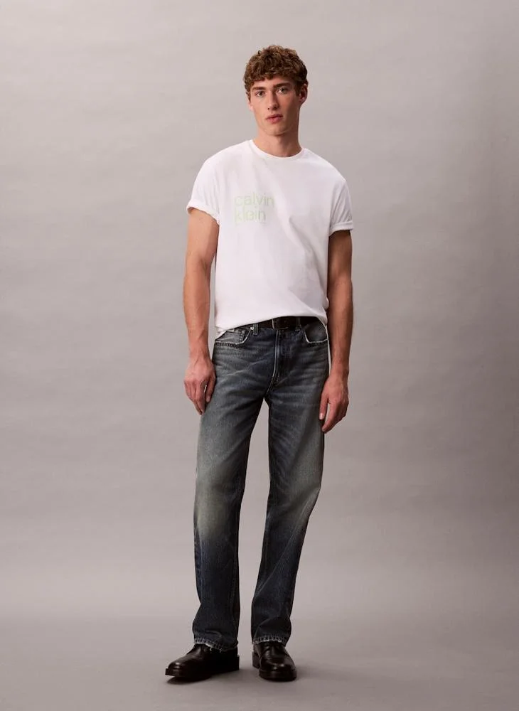 كالفن كلاين جينز تيشيرت مريح بطبعة دائرية