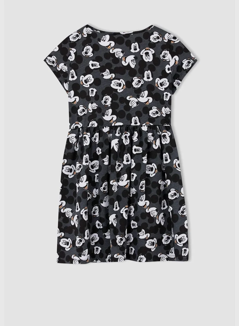 ديفاكتو فستان بقصة عادية وأكمام قصيرة بطبعة ميكي وميني للبنات
