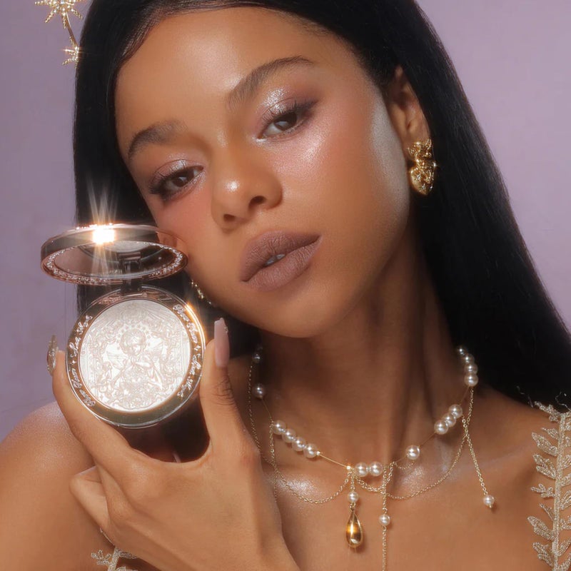 Flower Knows هايلايتر مزخرف من فلاور نوز ليتل أنجل - مسحوق هايلايتر أبيض ضوء القمر، توهج ضوء القمر طويل الأمد، لمسة كريمية بيضاء وبريق دافئ خفيف، لمسة مخملية وخفيفة الوزن (L03 نشيد الترانيم) - Image 4