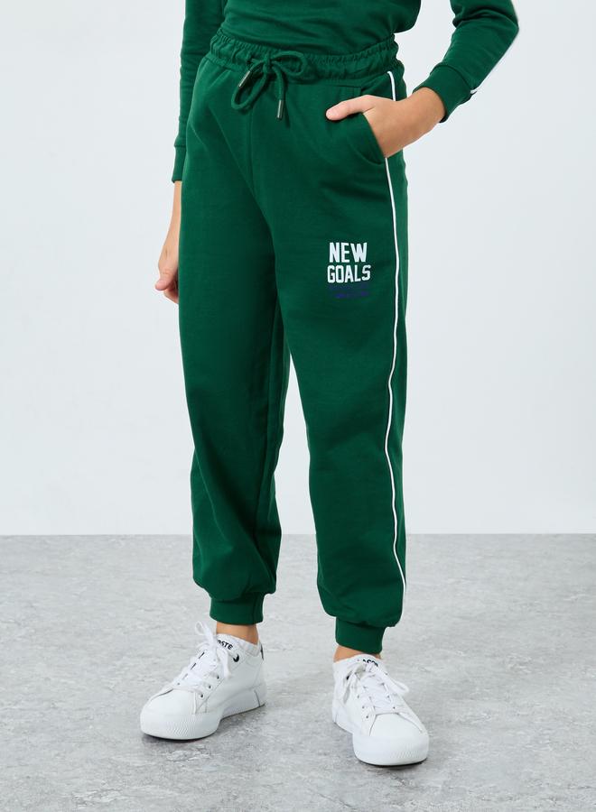 ستايلي طقم من بنطال جوغر وسويتشيرت بطبعة كتابة - Image 5