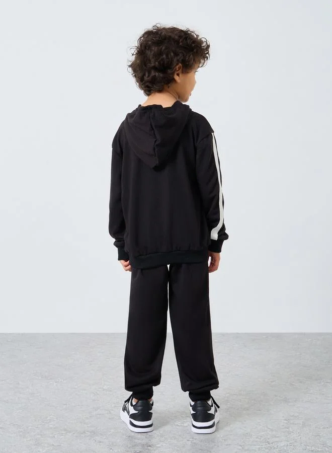 ستايلي طقم منسق من جوغر وهودي بطبعة جرافيك