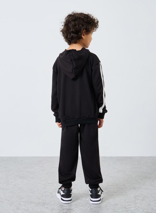 ستايلي طقم منسق من جوغر وهودي بطبعة جرافيك - Image 4