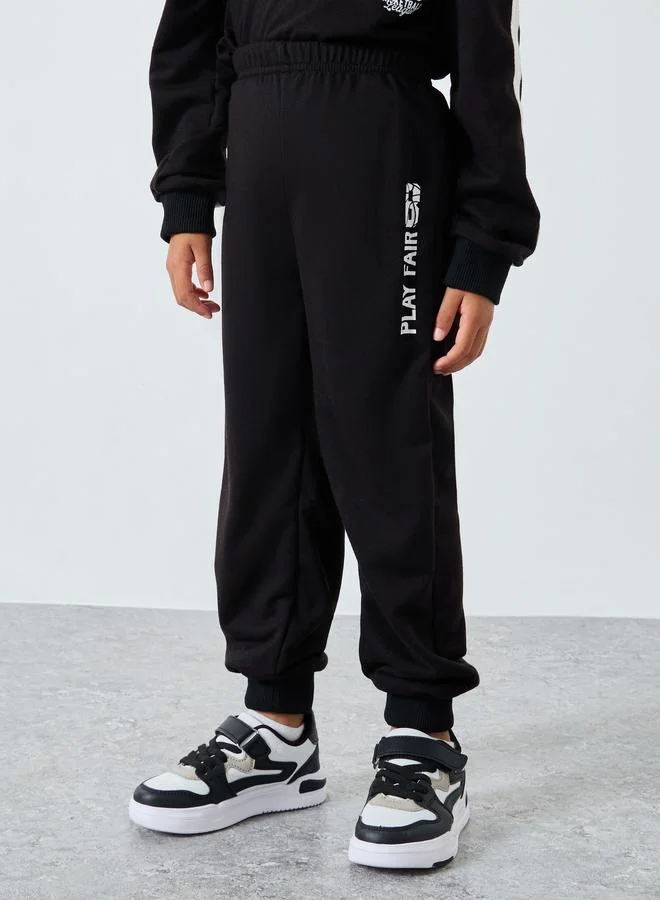 ستايلي طقم منسق من جوغر وهودي بطبعة جرافيك