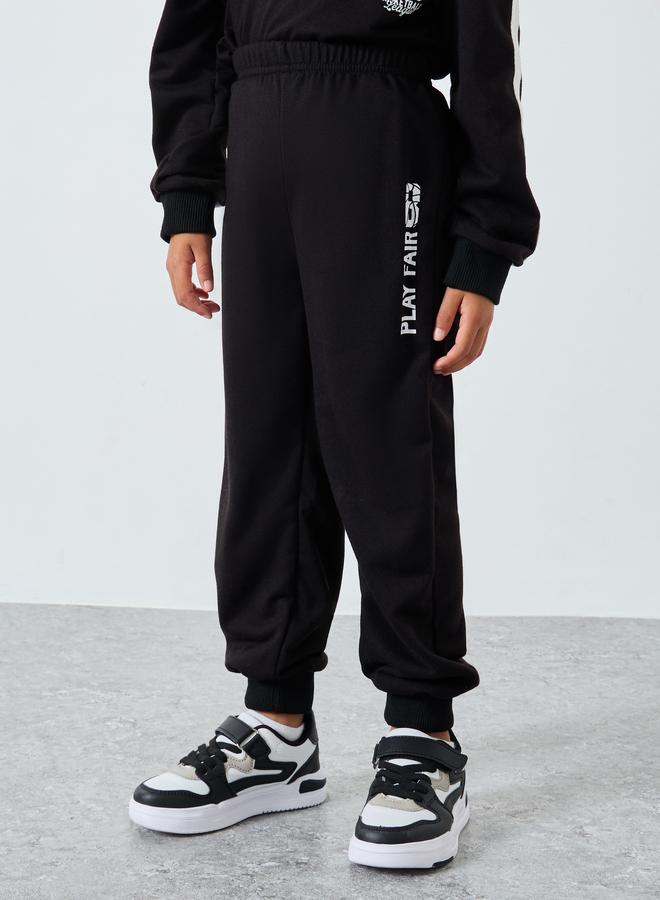 ستايلي طقم منسق من جوغر وهودي بطبعة جرافيك - Image 5