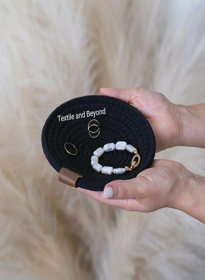 Textile and Beyond سلة تخزين ورق دائرية صغيرة من القطن المنسوج، بتصميم بوهيمي أنيق، مصنوعة من حبل، مثالية لتخزين الورق، أو كرف تخزين، أو سلة هدايا، أو صينية، أو دلو، أو منظم لأدوات غرفة الأطفال، أو كهدية للأطفال، أو لتخزين الألعاب، أو الفواكه، أو لتزيين غرفة المعيشة، أو الحمام، أو المطبخ، أو المكتب. - Image 2