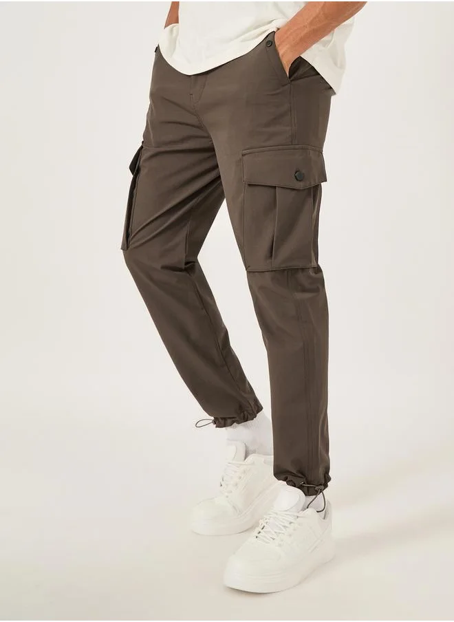 فورت كولينز Men Brown Solid Cargo Pants with Drawstring Hem