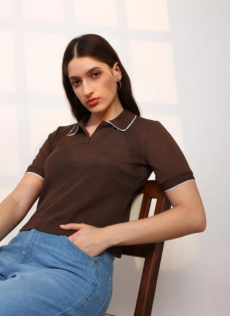 جلو باص بلوزة نسائية قصيرة بأكمام قصيرة وياقة قميص وتفاصيل دانتيل بتصميم ذاتي بني من جلوبس