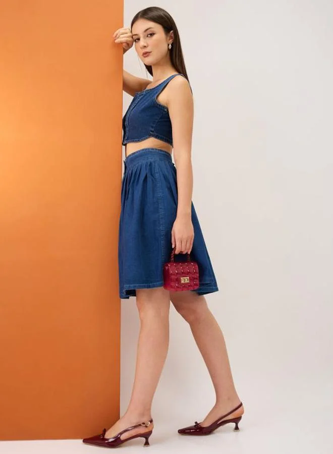 جلو باص تنورة قصيرة بكسرات وأزرار أمامية